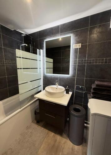 Parisian Stay 4 People - Marais Metro Center