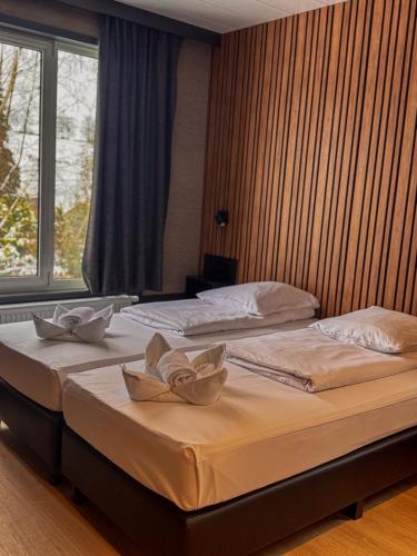 RAVeL Hotel Cyrano tesisinde bir odada yatak veya yataklar