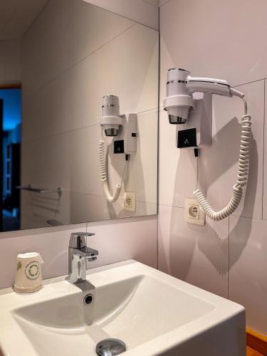 RAVeL Hotel Cyrano tesisinde bir banyo