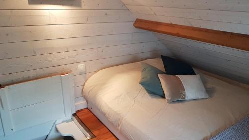 La Maisonnette bleue Nerville tesisinde bir odada yatak veya yataklar