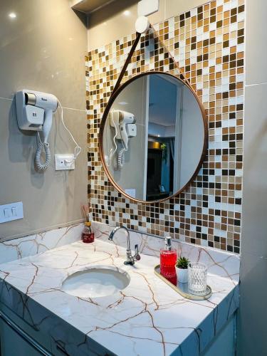 a bathroom with a sink and a mirror at Marinas Praia Flat 005 in João Pessoa