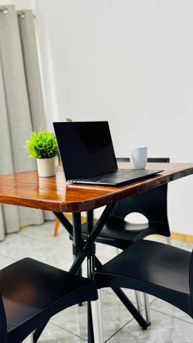 a laptop computer sitting on top of a wooden table at Monoambiente Eldorado 2 in Eldorado