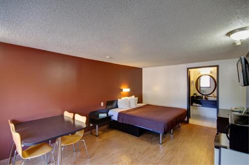 Ένα ή περισσότερα κρεβάτια σε δωμάτιο στο Americas Best Value Inn Heath-Newark