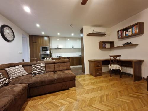 Free parking, Old Town cozy apartment near train station