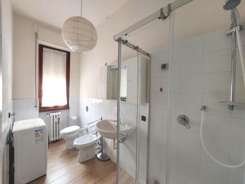 a bathroom with a shower and a toilet and a sink at Grazioso Bilocale in Busto Arsizio