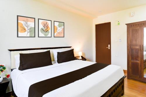 a bedroom with a large white bed in a room at Townhouse Gachibowli Near Gopichand Academy in Hyderabad