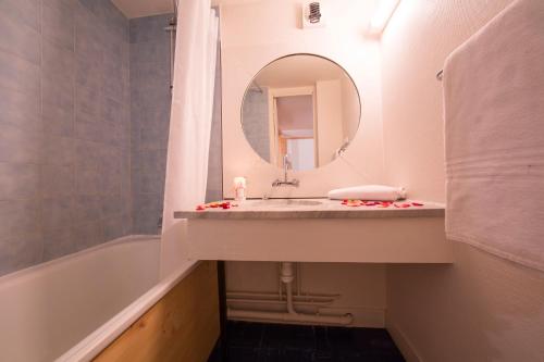 Grand Roc A220 from Slopes 150m , View & Parking - Happy Rentals