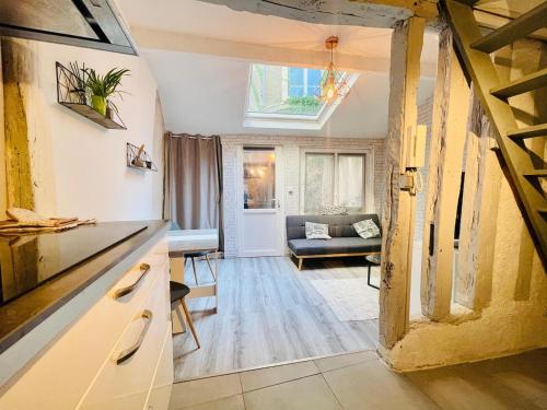 an open kitchen and living room with a window at Charmante maison triplexe avec jardinet in Orléans