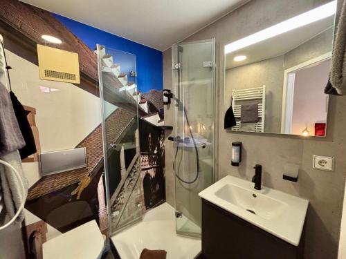 une salle de bain avec lavabo et douche dans l'établissement Bio Boutique Hotel Barbara, à Fribourg-en-Brisgau