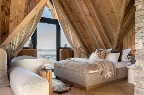 a bedroom with a bed and a large window at Sichlańskie Spanie in Murzasichle