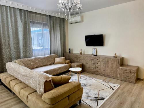 a living room with a couch and a tv at Ardbay Apartment in Golem