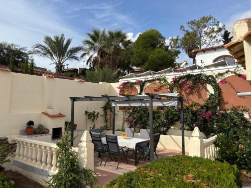 a patio with a table and chairs under a pergola at Casa Leon Cabo de Palos Costa Calida La Manga Mar Menor Mittelmeer Alicante Cartagena in Cabo de Palos