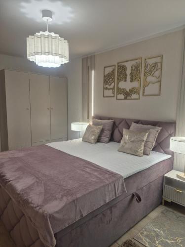 a bedroom with a large bed in a room at Major Apartment in Dziwnów