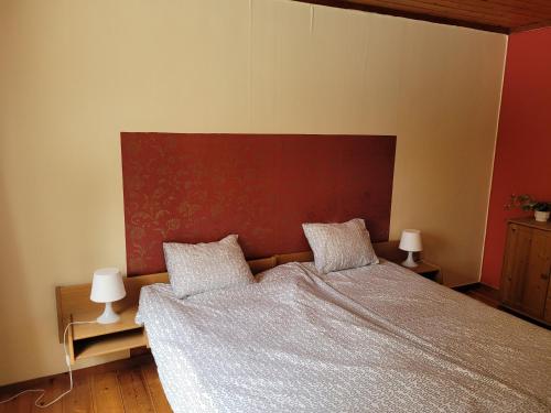 เตียงในห้องที่ Tyforsgården