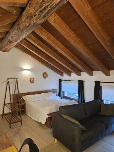 a bedroom with a bed and a couch at Rural Cachettes in La Salle