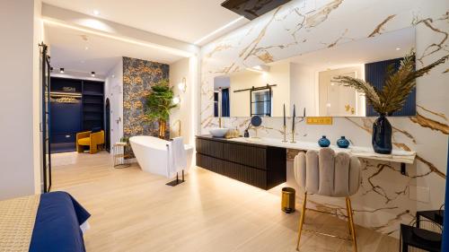 ein Badezimmer mit Badewanne und Waschbecken in einem Zimmer in der Unterkunft Hotel Zodiaco in Bailén