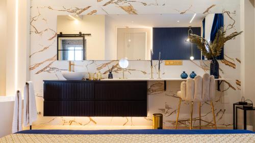 eine Küche mit einem schwarzen Schrank und einem Spiegel in der Unterkunft Hotel Zodiaco in Bailén
