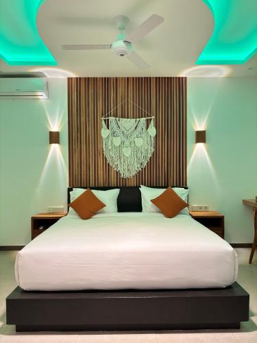 a bedroom with a large white bed with pillows at White Seeds Boutique Villas in Gili Trawangan