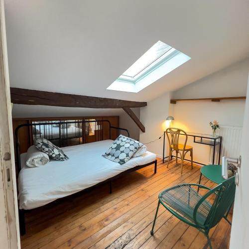 a bedroom with a bed and a skylight at Maison Bonnefoy Toulouse in Toulouse