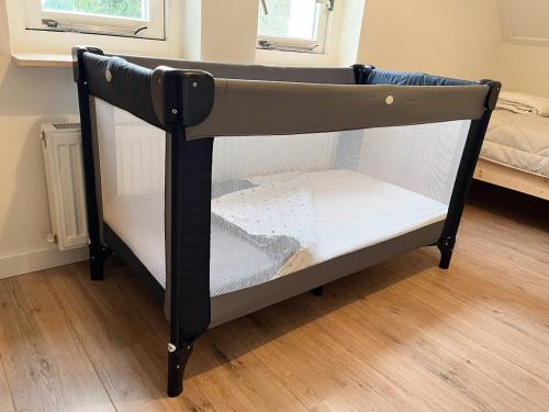 a small black bunk bed in a room at Huize Sallandse Stilte in Heeten