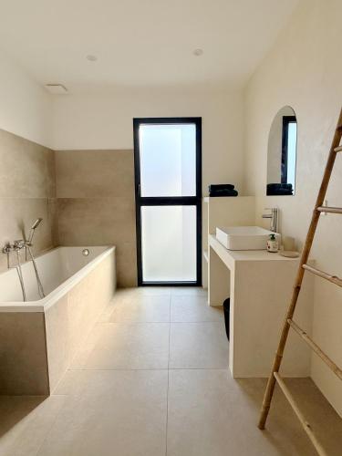 Villa bord de mer avec piscine et jardin tropical - Seaside villa with pool and tropical garden