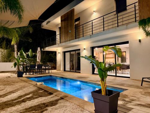 Villa bord de mer avec piscine et jardin tropical - Seaside villa with pool and tropical garden