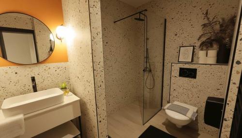 The Victoria Suite Chic & Modern Studio Stay