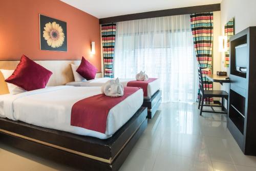Ein Bett oder Betten in einem Zimmer der Unterkunft Chiangkhong Teak Garden Riverfront Onsen Hotel- SHA Extra Plus