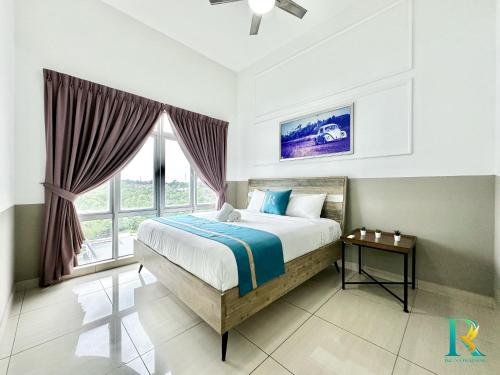 a bedroom with a bed and a large window at Austin Manhattan by RR JBcity in Gua Sai