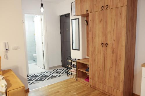 a room with a large wooden cabinet and a bathroom at Apartman Wish Lux in Vrnjci