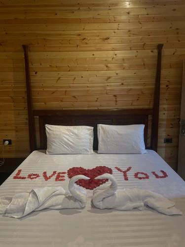 een bed met twee zwanen die een liefdesverklaring afleggen bij Cherry farm in Ajloun
