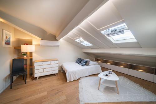 Elegant renovated studio on the top floor Cannes city center