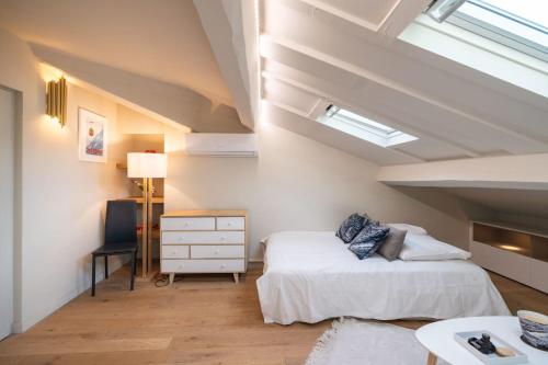 Elegant renovated studio on the top floor Cannes city center