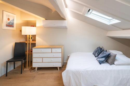 Elegant renovated studio on the top floor Cannes city center