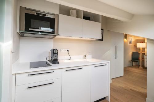 Elegant renovated studio on the top floor Cannes city center