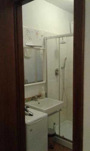 a bathroom with a sink and a shower at casa vacanze crochi in Viterbo