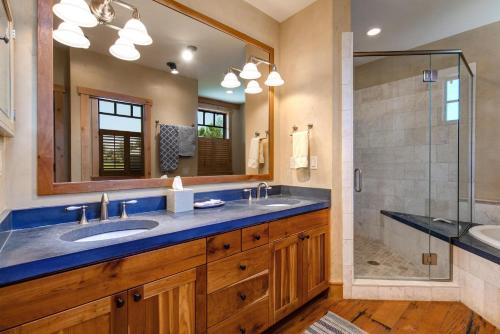 a bathroom with two sinks and a shower at Abode at Skyline in Jackson