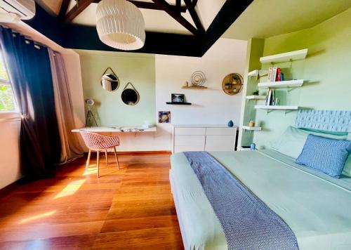 Llit o llits en una habitació de OASIS Suite