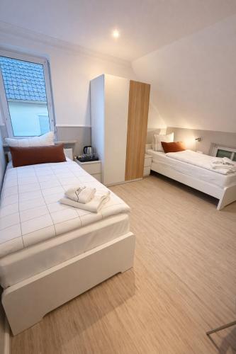 En eller flere senge i et værelse på Hotel Aqua