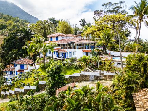 a village in the mountains with houses at VELINN Pousada 8 Ilhas in Ilhabela