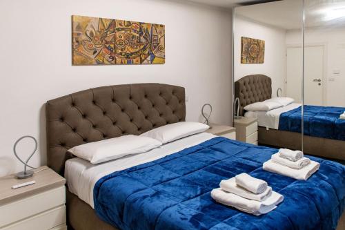 a bedroom with a large bed with towels on it at Rosa azzurra in Casamassima