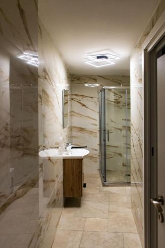 a bathroom with a sink and a shower at Rosa azzurra in Casamassima