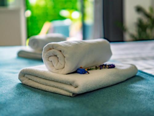 Ein Handtuch liegt auf mehreren Handtüchern auf einem Tisch. in der Unterkunft Villa7 Balaton in Alsóörs