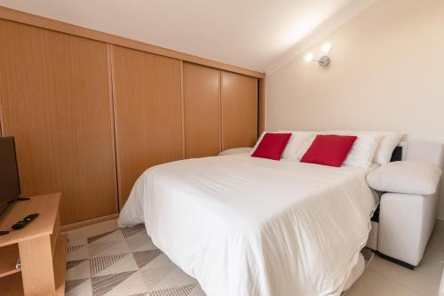Rooftop with sea views by Holiday Rentals Algarve