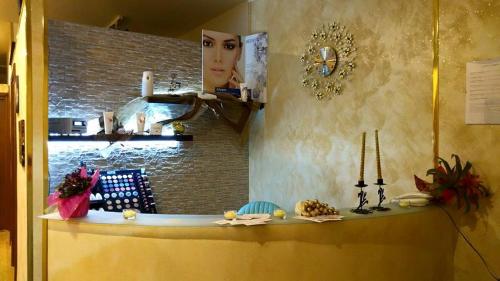 un comptoir avec quelques bougies et une photo d'une femme dans l'établissement Hotel Don Carlo, à San Marco Argentano