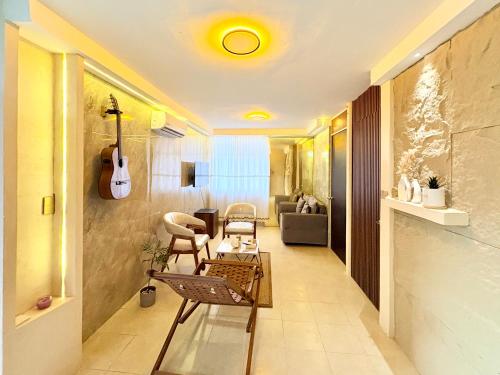 a hallway with a living room with a guitar on the wall at Departamento tranquilo Huatulco in Santa Cruz Huatulco