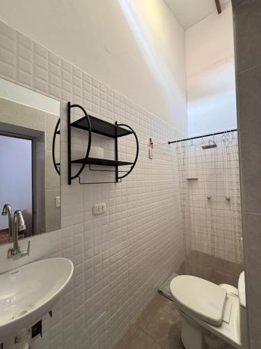 Muyuterra tesisinde bir banyo