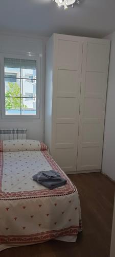 a bedroom with a bed and a window at Apartamento en Huesca capital in Huesca