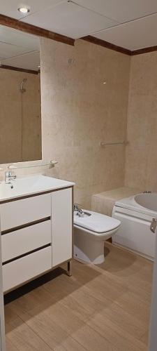 a bathroom with a sink and a toilet and a tub at Apartamento en Huesca capital in Huesca