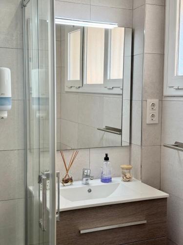 a bathroom with a sink and a mirror at Paradis Costa in La Pineda